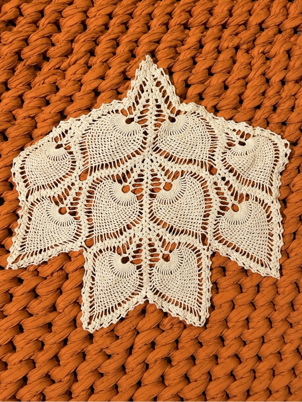 HANDMADE VINTAGE Pineapple Crochet Lace Table Topper Doily Cream 20x17